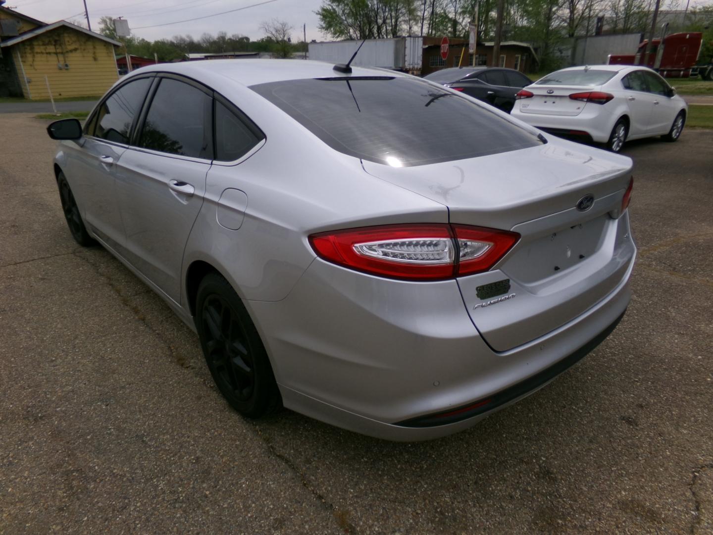 2016 Silver /Black Ford Fusion SE (3PA6P0H72GR) with an 2.5L engine, automatic transmission, located at 401 First NE, Bearden, AR, 71720, (870) 687-3414, 33.726528, -92.611519 - Photo#2